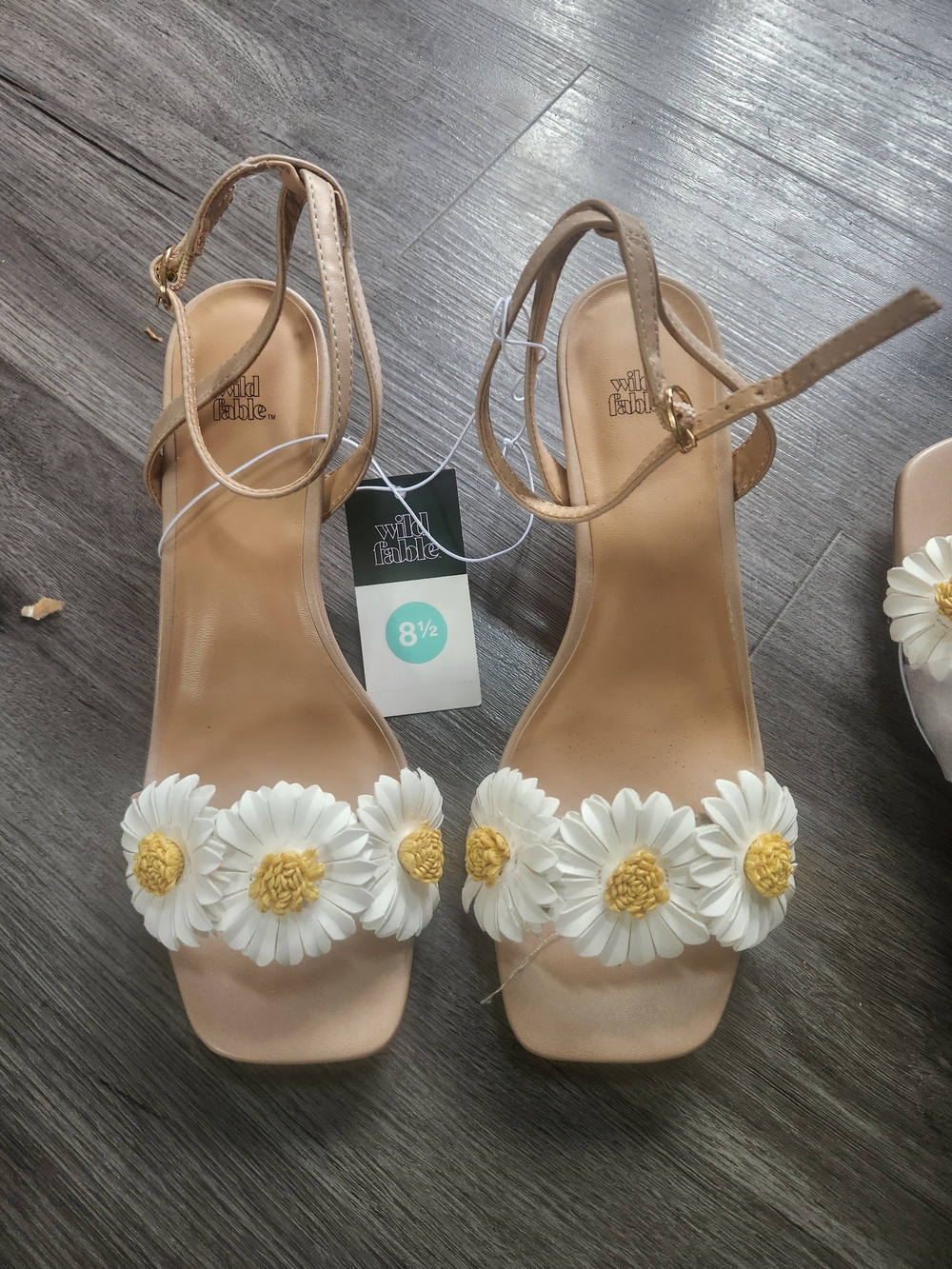 Wild Fable Women's Beige Daisy-Embellished Ankle-Strap Sandals - White/Yellow